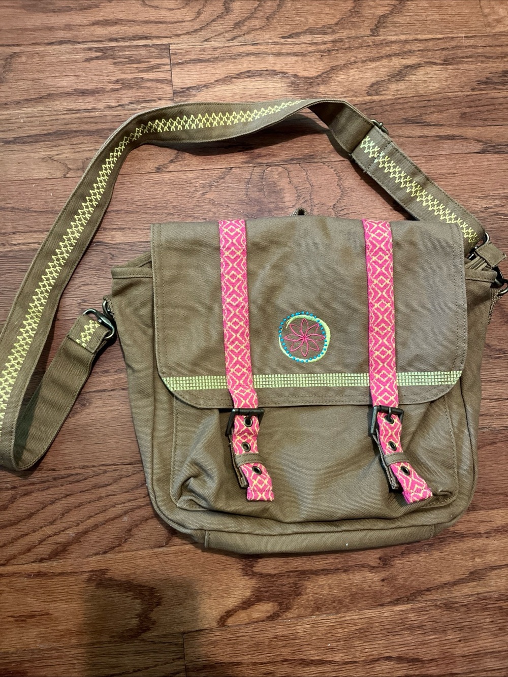 American Girl Lea’s Messenger Bag For Girls Retired. In excellent condition.